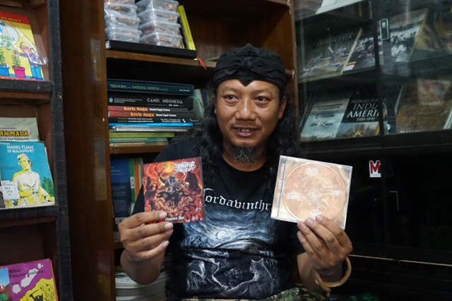 NGURI-URI BUDAYA: Doni menunjukkan CD album grup band metalnya yang lagu-lagunya bersyair Jawa kuno. (Foto: Habibah A. Muktiara)