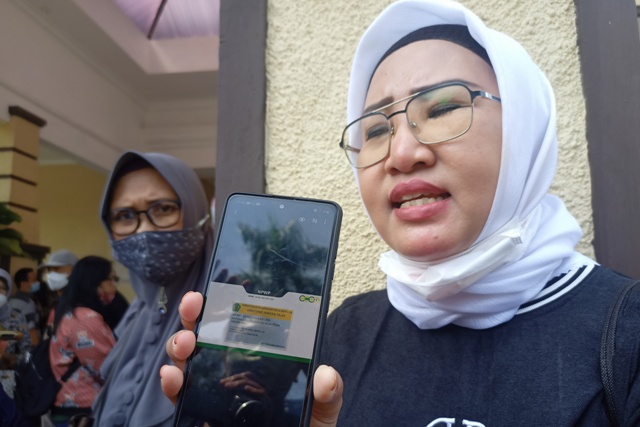 MINTA KEJELASAN: Sri Hartini, salah satu korban menunjukkan NPWP Koperasi NMSI di Polres Kediri Kota. Dia meminta polisi mengusut kasus curat yang berujung gagal panen madu lanceng. (Foto: Habibah A Muktiara)