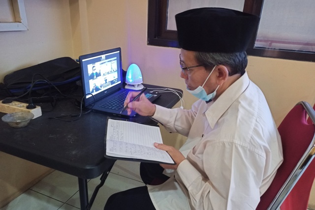FOKUS: Triyono Kutut Purwanto terdakwa kasus dugaan korupsi BPNT Mencatat pernyataan majelis hakim dalam sidang secara hybrid, kemarin. (Foto: Habibah A. Muktiara)