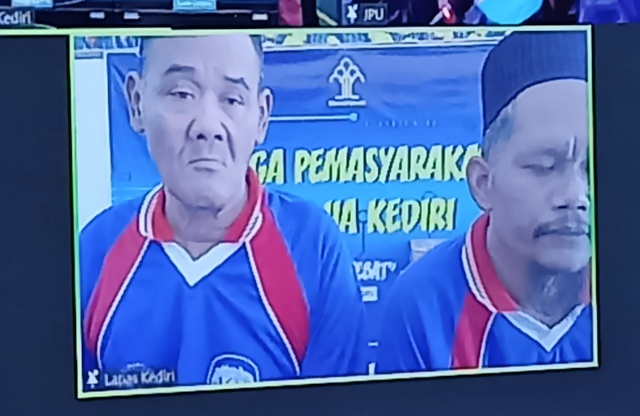 HADAPI TUNTUTAN: Suwito dan Tohari mendengarkan tuntutan jaksa dalam persidangan telekonferensi di PN Kabupaten Kediri kemarin. (Habibah A. Muktiara/JPRK)
