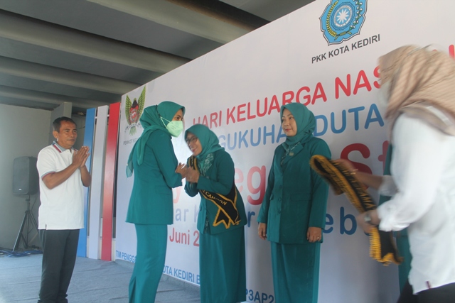 KERJA KERAS- Bunda Fe didampingi Kepala DP3AP2KB Kota Kediri Sumedi mengukuhan duta stunting