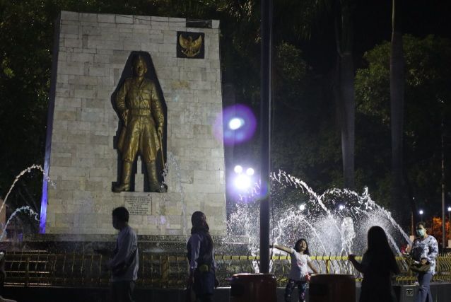 GUGUR DI USIA MUDA: Patung Kapten Kasihin di Alun-Alun Nganjuk. (Foto: Karen Wibi)