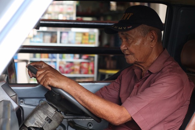 SABAR: Subadi, sopir MPU jurusan Nganjuk-Sawahan bertahan meski penumpang sepi. 31 trayek MPU di Kota Angin sudah tidak ada angkot yang beroperasi. (Foto: Karen Wibi)