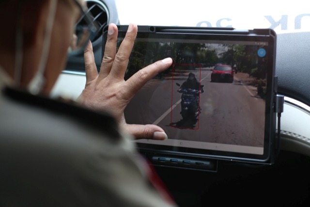 KENA TILANG: Mobil INCAR memotret pengendara sepeda motor yang tidak memakai helm