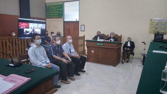 SAKSI: Kristian Yong, Yoyok Wijaya dan Joni Siswanto (ki-ka) memberikan keterangan di persidangan kasus pembunuhan Bobby Yong kemarin. (Foto: Karen Wibi)