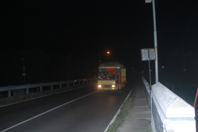 SWADAYA: Warga memasang lampu penerangan di tepi Jembatan Kelutan-Papar karena beberapa LPJU solar cell mati. (Foto: Andhika Attar)