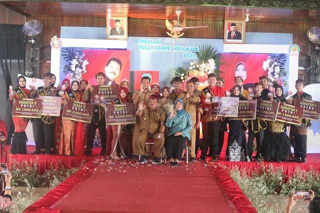 SALAM GENRE: Plt Bupati Marhaen Djumadi dan Wakil Ketua I TP PKK Kabupaten Nganjuk S. Wahyuni Marhaen foto bersama juara dan finalis Duta Generasi Berencana (GenRe) 2022. (Foto: Syahrul Andry)