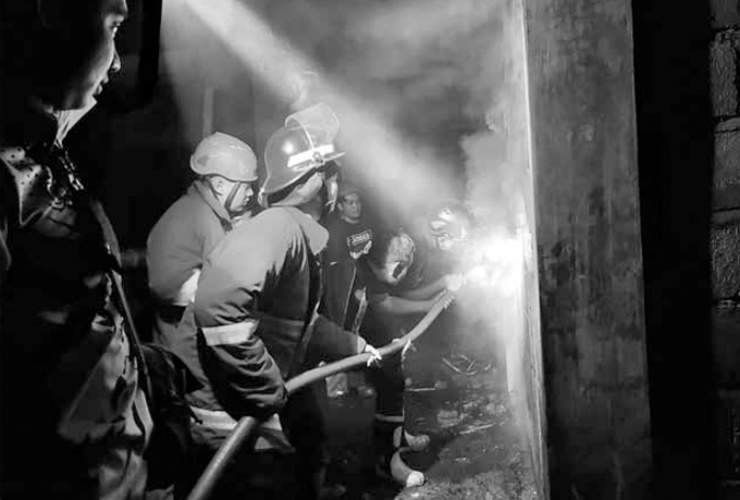 MEMBARA: Petugas  Damkar  Kabupaten  Nganjuk  memadamkan  api yang  membakar  kandang sapi  milik Kasun  Jombok pada  Minggu (5/6).