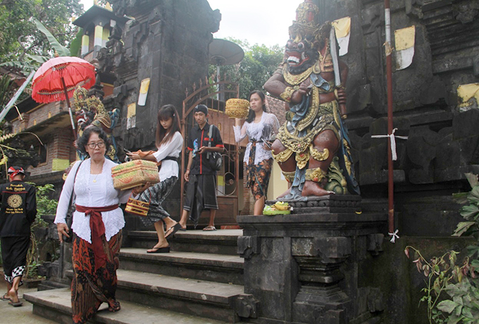GALUNGAN: Umat Hindu meninggalkan Pura Kerta Bhuwana Giri WIlis setelah sembahyang Galungan kemarin.