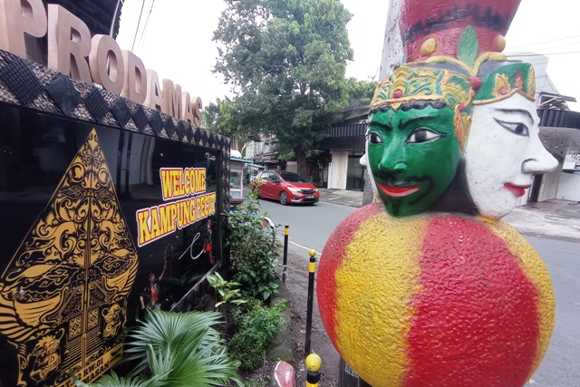 KARYA SENI: Hiasan lampu bergambar pecut disertai topeng panji merupakan salah satu produk Prodamas Plus di Kelurahan Kemasan, Kecamatan Kota. (Foto: Rekian)