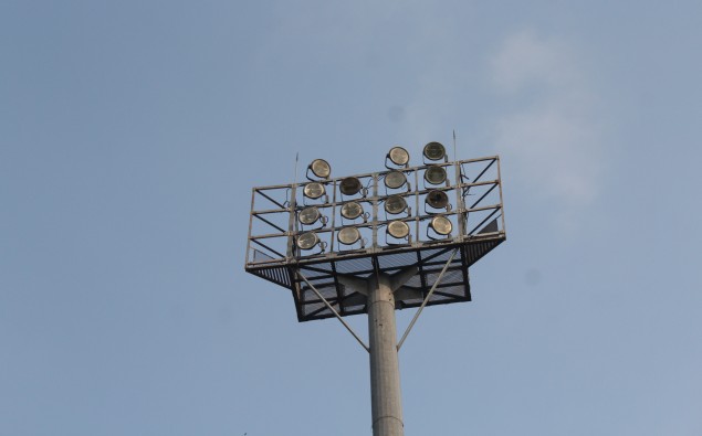 DIGANTI: Kondisi lampu Stadion Brawijaya yang butuh perbaikan segera jika ingin menggelar pertandingan malam. (Iqbal Syahroni/JPRK)