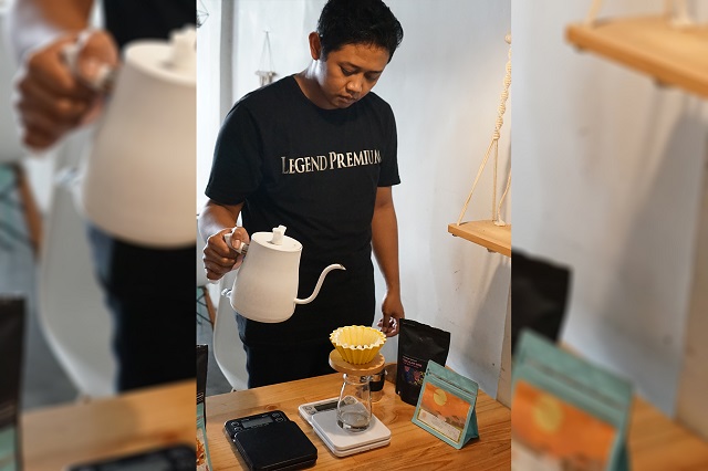 MANUAL POPULER: Barista menggunakan alat dasar pembuatan kopi manual berupa V60 yang menggunakan kertas filter khusus untuk menyaring bubuk kopi. (Foto: Habibah A. Muktiara)