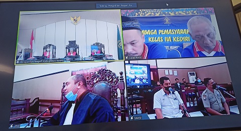 BERI KETERANGAN: JPU meminta keterangan pada saksi dalam kasus pencurian besi di PG Lestari. (Foto: Habibah A. Muktiara)