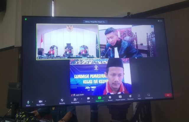 TERDAKWA: Khoirul Ihwan mengikuti persidangan secara telekonferensi melalui layar monitor di PN Kabupaten Kediri.(ADEN/JPRK)