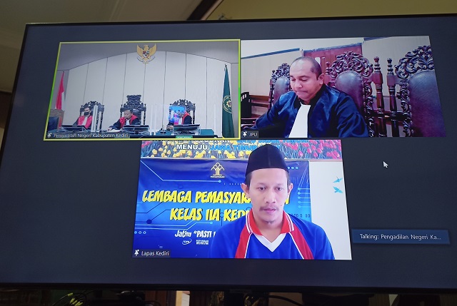 DIPUTUS BERSALAH : Khoirul Ihwan mengikuti persidangan secara telekonferensi lewat layar monitor di Pengadilan Negeri (PN) Kabupaten Kediri. (Habibah A. Muktiara/JPRK)