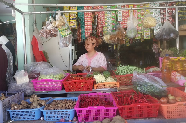 MASIH TURUN NAIK: Pedagang sayur memasarkan komoditas cabai merah dan cabai rawit di lapaknya, Pasar Gringging, Desa/Kecamatan Grogol kemarin. (KHALQINUS TAADDIN/JPRK)