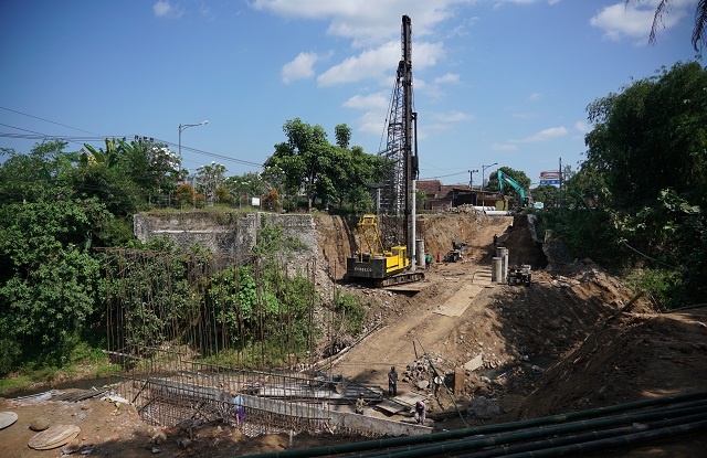 KEJAR TARGET: Peralatan berat beroperasi di area proyek pembangunan Jembatan Ngadi di perbatasan Kecamatan Mojo, Kabupaten Kediri dan Tulungagung. (Wahyu Adji/JPRK)