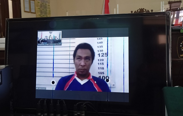 TERDAKWA: Eko Wahyudi mengikuti sidang telekonferensi di PN Kab Kediri. (Habibah A. Muktiara/JPRK)