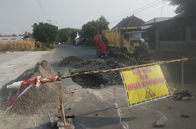 HATI-HATI: Pengendara melewati jalan berlubang di ruas kiri Jl Pamenang, Desa Sumberejo, Kecamatan Ngasem yang dalam proses perbaikan kemarin. (Khalqinus Taaddin/JPRK)