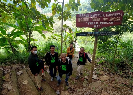 BERSEJARAH: Tim Ekspedisi Selingkar Wilis berfoto di ujung jalan menuju makam Pahlawan Datuk Tan Malaka. (Foto: M. Arif Hanafi)