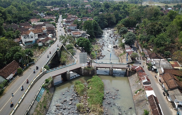 JADI IKON: Jembatan  Sungai Kuncir di lereng Gunung Wilis jadi parameter  pemantauan banjir di  Kabupaten Nganjuk. (M. Arif Hanafi/JPRK)