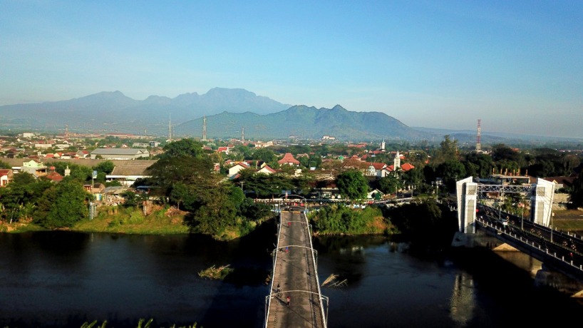EKSOTIS: Jembatan Brawijaya dengan latar belakang dua gunung, Klotok dan Wilis. Kehadiran bandara di kaki Gunung Wilis akan mempercepat pertumbuhan ekonomi Kota Kediri. (Foto: Wahyu Adji)