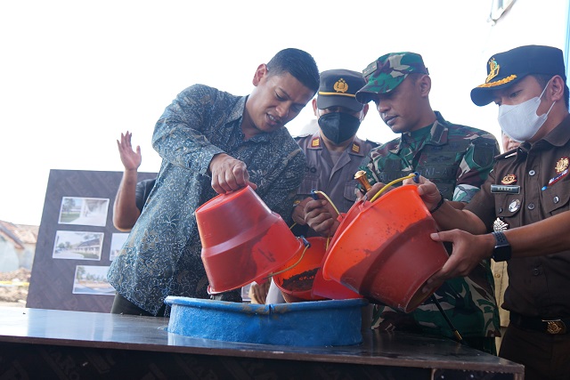 KEBUT FISIK: Wali Kota Abdullah Abu Bakar (kiri) menuangkan semen cair ke fondasi gedung SMPN 9 bersama sejumlah pejabat (19/7) (Ilmidza Nadzira/JPRK)