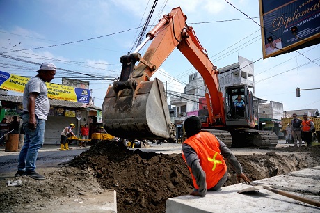 KEBUT PENGERJAAN: Sejumlah pekerja menyelesaikan perbaikan drainase di Desa Sambi, Ringinrejo kemarin. (Foto: Wahyu Adji)