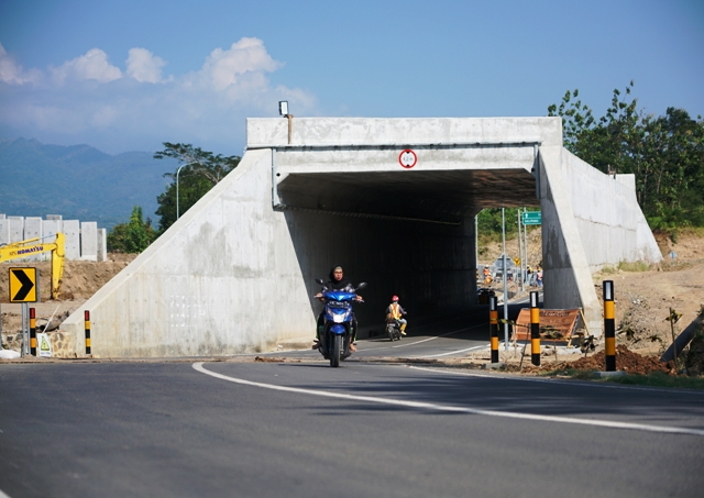 LEBIH JAUH: Warga Desa/Kecamatan Grogol harus memutar melewati Desa Jatirejo untuk mendapat pelayanan di desa setelah jalan di proyek bandara ditutup. (Foto: Wahyu Adji)