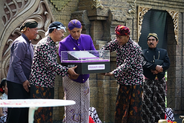 Wali Kota Abdullah Abu Bakar menerima Prasasti Kwak yang jadi cikal bakal Kota Kediri. (Foto: Wahyu Adji)