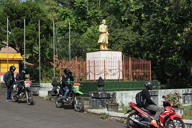 TAKLUKKAN MEDAN: Tim Ekspedisi Jalur Selingkar Wilis saat memutar  lewat patung Panglima Sudirman di Bajulan setelah lintasi jalur Jolotundo. (Foto: M. Arif Hanafi)