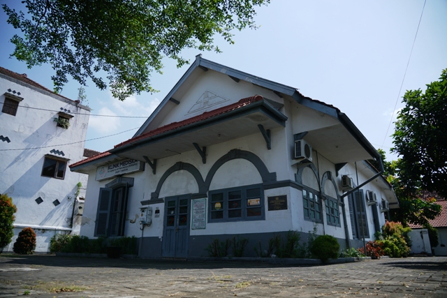 BERSEJARAH: Klinik KAI yang menjadi salah satu ODCB di Kota Kediri. (Foto: Wahyu Adji)