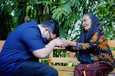 CEK LAPANGAN: Bupati Hanindhito Himawan Pramana berbincang dengan Simpen, 80, penerima bantuan perbaikan rumah di Desa Asmorobangun, Puncu. (Foto: Wahyu Adji)
