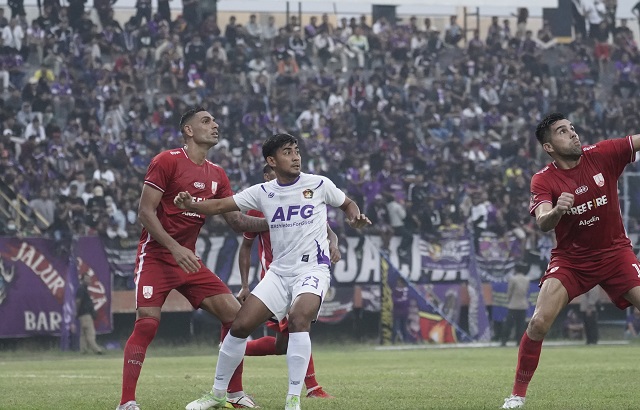 SEMANGAT BERLATIH: Arsyad Yusgiantoro yang bergabung dengan Persik sejak April 2022 ingin menyamai capaian Yongki Aribowo. (Iqbal Syahroni/JPRK)