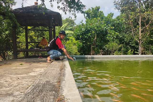 SERAP HAWA SEJUK: Pengunjung menikmati suasana di kawasan wisata Agro Lembah Tretes di perbukitan Klotok, Kelurahan Pojok, Mojoroto.
