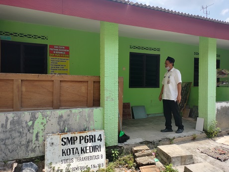 KOSONG: Guru SMP PGRI 4 Kota Kediri menunjukkan ruangan yang akan digunakan sebagai musala sekolah. Problem kekurangan siswa membelit banyak SMP swasta di Kota Kediri. (Foto: Ilmidza Amalia Nadzira)