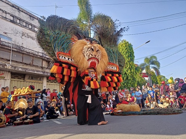 ANTUSIAS: Ribuan pengunjung memadati area car free day Jl Dhoho yang kembali dibuka kemarin setelah dua tahun vakum akibat pandemi Covid-19. (Foto: Habibah A. Muktiara)