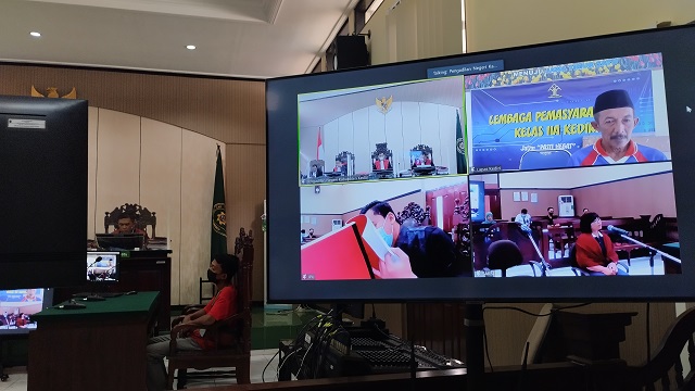 BERSAKSI: Suprihatiningsih saat diperiksa menjadi saksi dalam sidang penganiayaan terdahapnya di ruang Cakra PN Kabupaten Kediri kemarin sore. (Foto: Iqbal Syahroni)