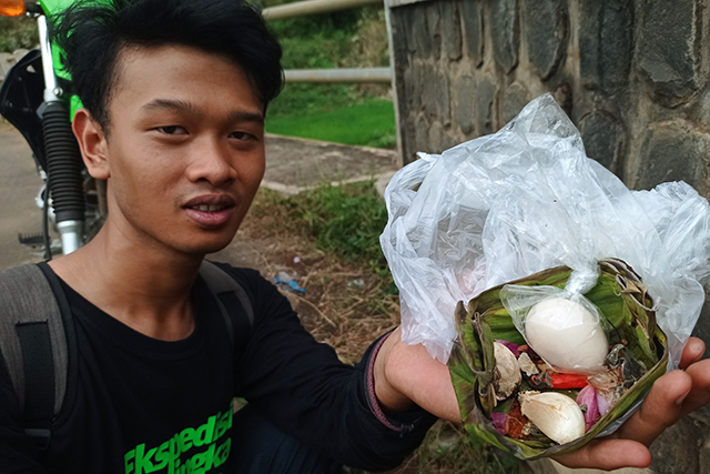 BUDAYA: Warga Desa Duren meletakkan cok bakal atau sesajen di tepi sungai desa jelang hajatan pernikahan yang digelar Rabu (6/7) lalu. (Foto: Rekian)