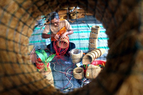 LIMBAH: Yuli di antara karya coco pot yang kini terjual hingga ke Taiwan. (Foto: Rekian)