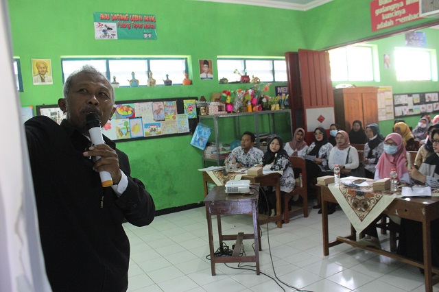 SERIUS TAPI SANTAI: Ratusan guru SD di Kecamatan Mojo dan Semen mengikuti pelatihan mathmaster yang digelar di SDN Sidomulyo kemarin (25/7). (Rekian/JPRK)