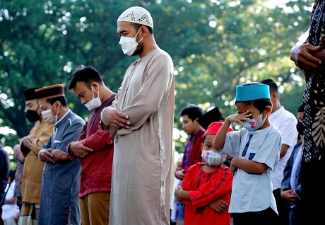 ANTUSIAS: Anak-anak ikut menunaikan salat Idul Adha di Lapangan Tirtoyoso, kemarin. Momen libur akhir pekan dan kondisi pandemi Covid-19 yang terkendali membuat jemaah membeludak. (Foto: Wahyu Adji)