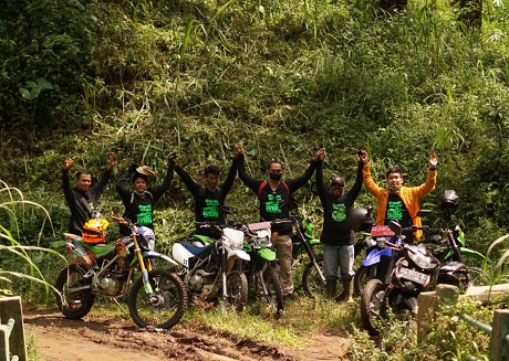 TITIK NOL: Tim Ekspedisi Selingkar Wilis memulai penelusuran rute dari Desa Petungroto, Mojo yang berbatasan langsung dengan Kabupaten Tulungagung. (Foto: M. Arif Hanafi)