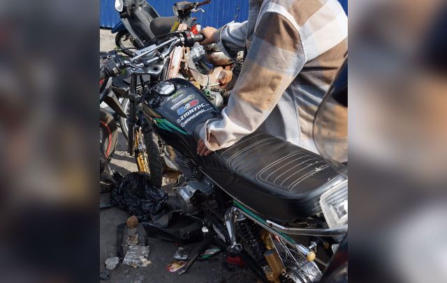 RUSAK: Sepeda motor GL Max yang mengalami kerusakan setelah tertabrak truk diamankan di Satlantas Polres Kediri Kota. (Habibah A. Muktiara/JPRK)