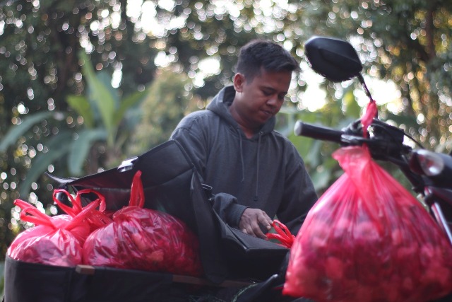 DIJUAL KE KEDIRI: Pedagang bunga kulakan bunga mawar di Desa Ngliman, Kecamatan Sawahan setiap hari. (Foto: Karen Wibi)