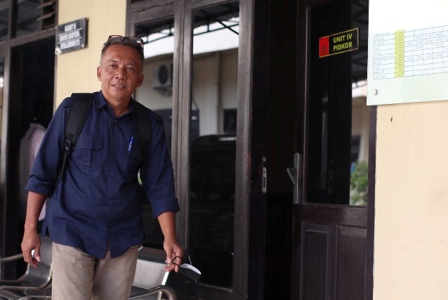 DIPERIKSA LAGI: Dirut PDAU Aneka Usaha Jaya Nur Edi memenuhi panggilan polres kemarin. (Foto: Karen Wibi)