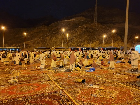 LANCAR: Ratusan jemaah haji asal Kediri usai mengikuti ritual di Musdalifah dan bersiap ke Mina. (Foto: Kemenag Kediri for JPRK)
