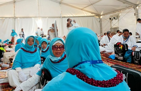 PERSIAPAN WUKUF: Jamaah Haji Nganjuk di tenda Arafah kemarin. Perbanyak minum air untuk jaga kondisi. (Foto: Afandi for JPRK)