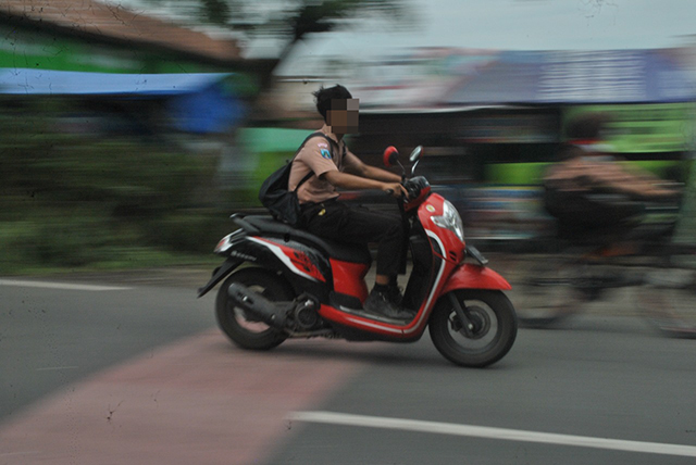KENAKALAN REMAJA: SIswa SMP mengendarai sepeda motor tanpa memakai helm.(Foto: Karen Wibi)