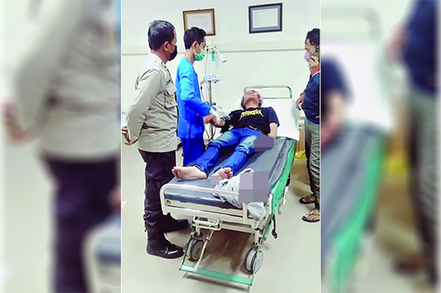 TERLUKA PARAH: Heri Siswanto dirawat di RS karena dibacok orang tak dikenal. (Foto: Humaas Polres Nganjuk For JPRK)